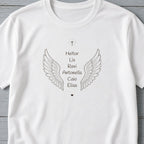 Camiseta Clássica Os Anjos da Vovó branca em zoom no tecido, com cruz, asas de anjo, coração e os nomes de 6 netos, personalizada com os nomes dos netos