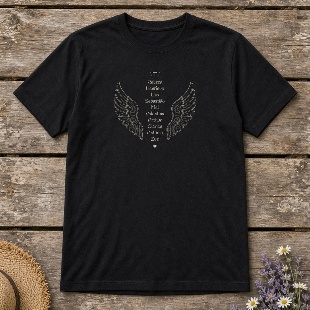 Camiseta Clássica Os Anjos da Vovó preta estendida em banco de madeira no jardim, com asas de anjo e os nomes de 10 netos, personalizada com os nomes dos netos