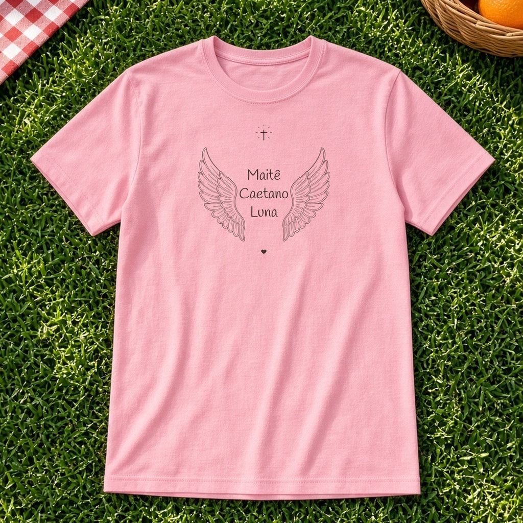 Camiseta Clássica Os Anjos da Vovó rosa estendida na grama em um piquenique, com asas de anjo e os nomes de 3 netos, personalizada com os nomes dos netos