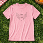 Camiseta Clássica Os Anjos da Vovó rosa estendida na grama em um piquenique, com asas de anjo e os nomes de 3 netos, personalizada com os nomes dos netos