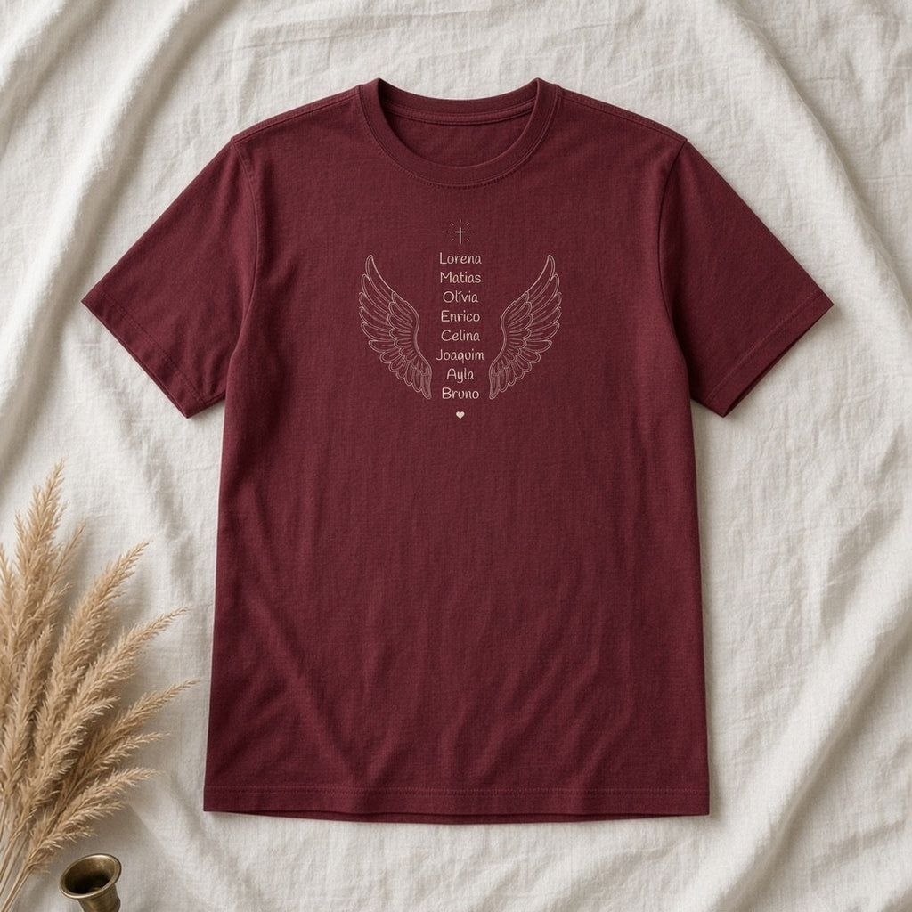 Camiseta Clássica Os Anjos da Vovó bordô sobre tecido de linho claro, com asas de anjo e os nomes de 8 netos, personalizada com os nomes dos netos