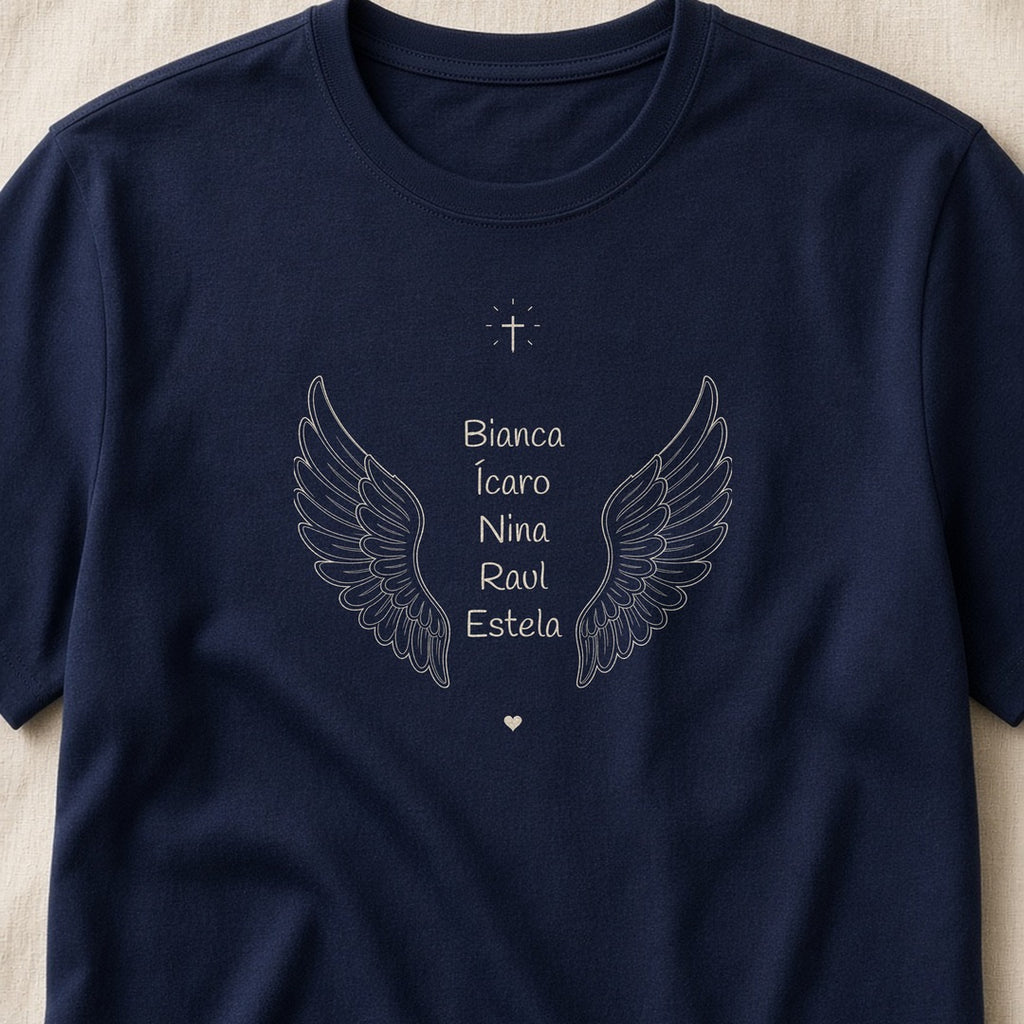 Camiseta de algodão peruano Os Anjos da Vovó azul-marinho em zoom no tecido, com cruz, asas de anjo, coração e os nomes de 5 netos, personalizada com os nomes dos netos
