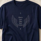 Camiseta de algodão peruano Os Anjos da Vovó azul-marinho em zoom no tecido, com cruz, asas de anjo, coração e os nomes de 5 netos, personalizada com os nomes dos netos