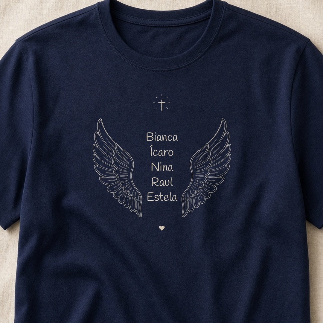 Camiseta de algodão peruano Os Anjos da Vovó azul-marinho em zoom no tecido, com cruz, asas de anjo, coração e os nomes de 5 netos, personalizada com os nomes dos netos
