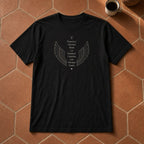 Camiseta de algodão peruano Os Anjos da Vovó preta sobre piso de ladrilho de barro, com asas de anjo e os nomes de 9 netos, personalizada com os nomes dos netos