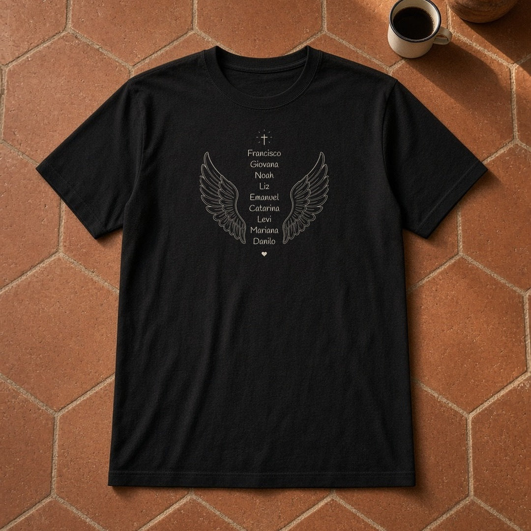 Camiseta de algodão peruano Os Anjos da Vovó preta sobre piso de ladrilho de barro, com asas de anjo e os nomes de 9 netos, personalizada com os nomes dos netos