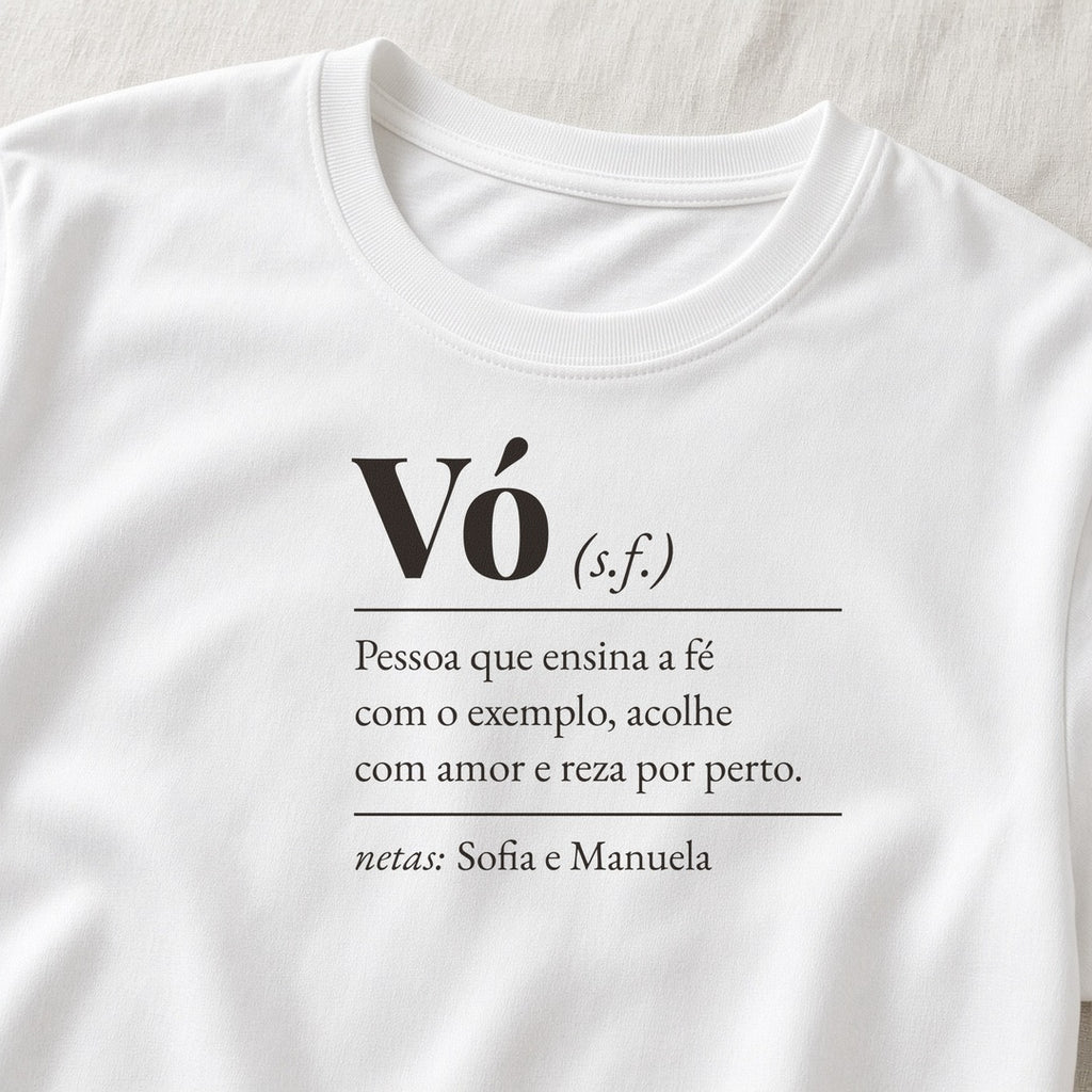 Camiseta Algodão Peruano Significado de Vó branca, em zoom no tecido, com verbete de vó e nomes dos netos, personalizada com nomes dos netos