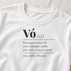 Camiseta Algodão Peruano Significado de Vó branca, em zoom no tecido, com verbete de vó e nomes dos netos, personalizada com nomes dos netos