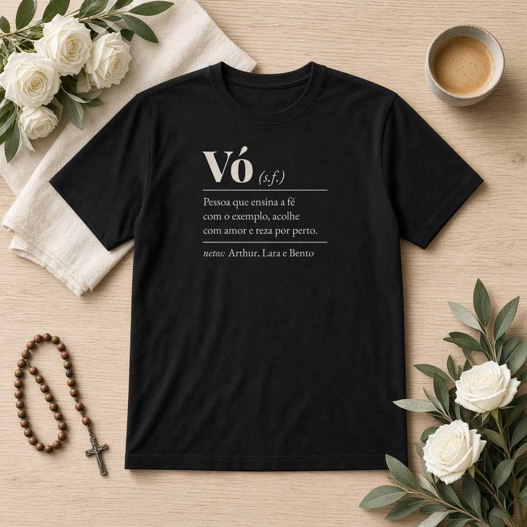 Camiseta Algodão Peruano Significado de Vó preta, em plano aberto, com verbete de vó e nomes dos netos, personalizada com nomes dos netos
