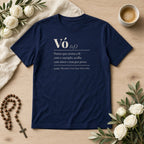 Camiseta Algodão Peruano Significado de Vó azul-marinho, em plano aberto, com verbete de vó e nomes dos netos, personalizada com nomes dos netos