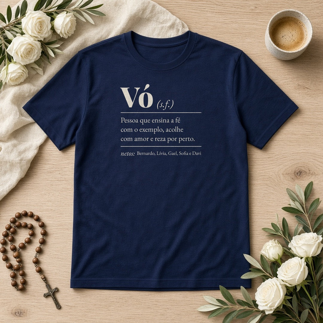 Camiseta Algodão Peruano Significado de Vó azul-marinho, em plano aberto, com verbete de vó e nomes dos netos, personalizada com nomes dos netos