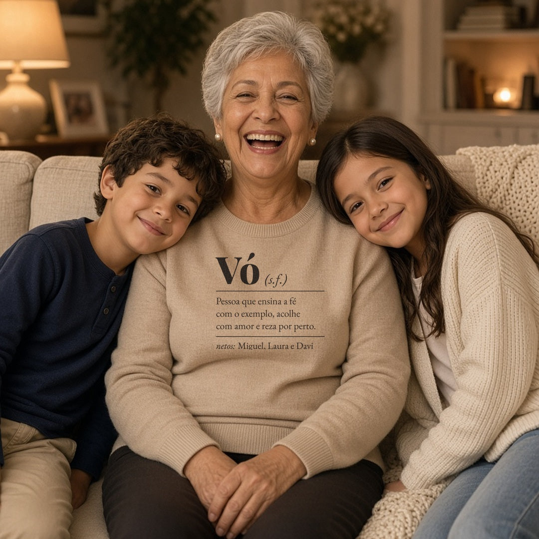 Suéter Significado de Vó areia, vestido por vovó, com verbete de vó e nomes dos netos, personalizado com nomes dos netos