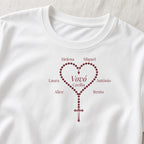 Camiseta Algodão Peruano Coração de Terço da Vovó branca, em zoom no tecido, com terço em forma de coração e nomes dos netos, personalizada com nomes dos netos