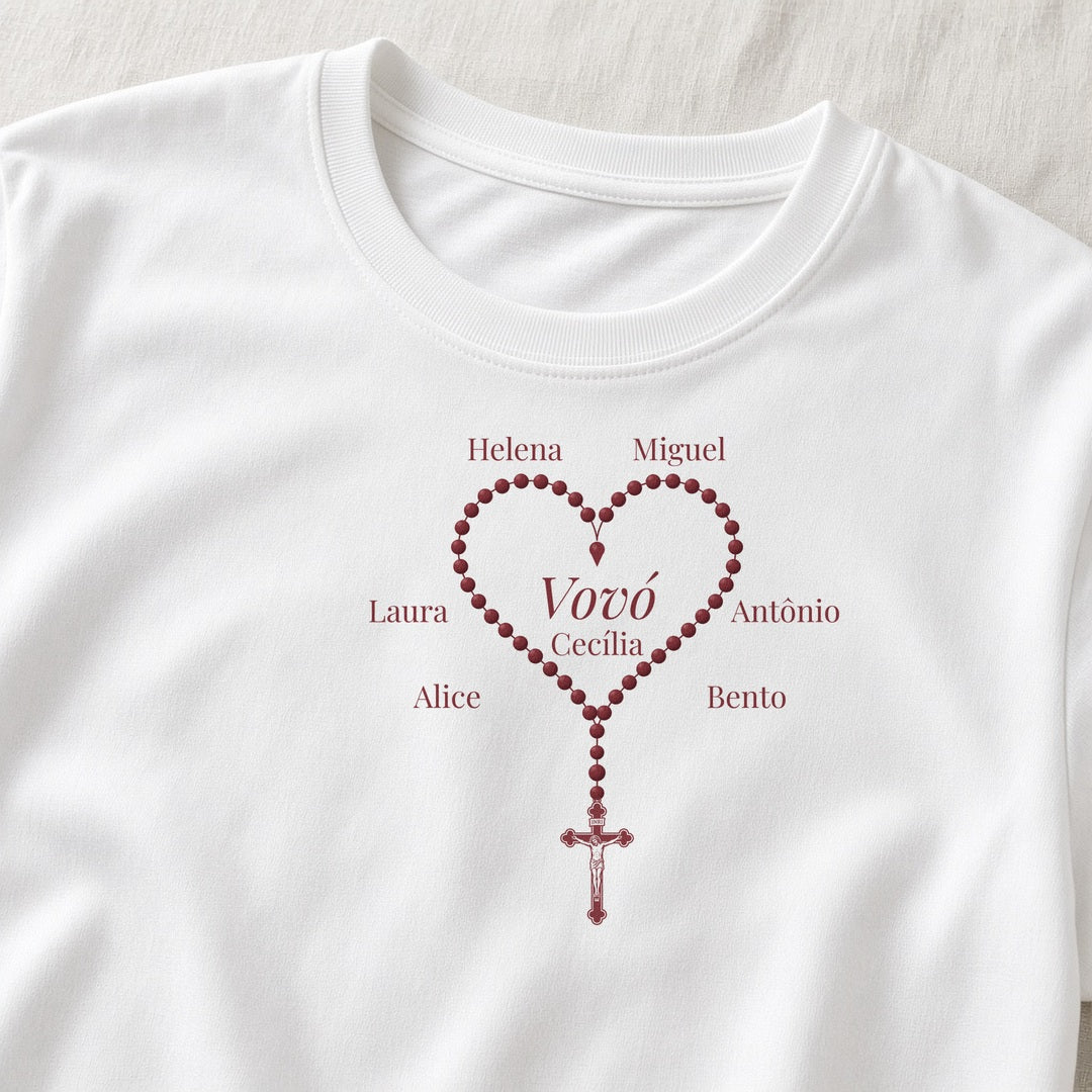 Camiseta Algodão Peruano Coração de Terço da Vovó branca, em zoom no tecido, com terço em forma de coração e nomes dos netos, personalizada com nomes dos netos