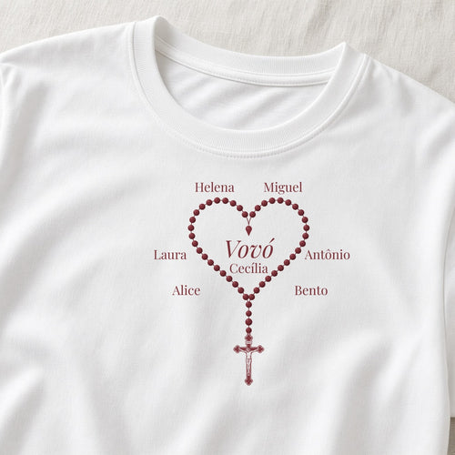 Camiseta Algodão Peruano Coração de Terço da Vovó branca, em zoom no tecido, com terço em forma de coração e nomes dos netos, personalizada com nomes dos netos