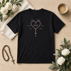 Camiseta Algodão Peruano Coração de Terço da Vovó preta, em plano aberto, com terço em forma de coração e nomes dos netos, personalizada com nomes dos netos