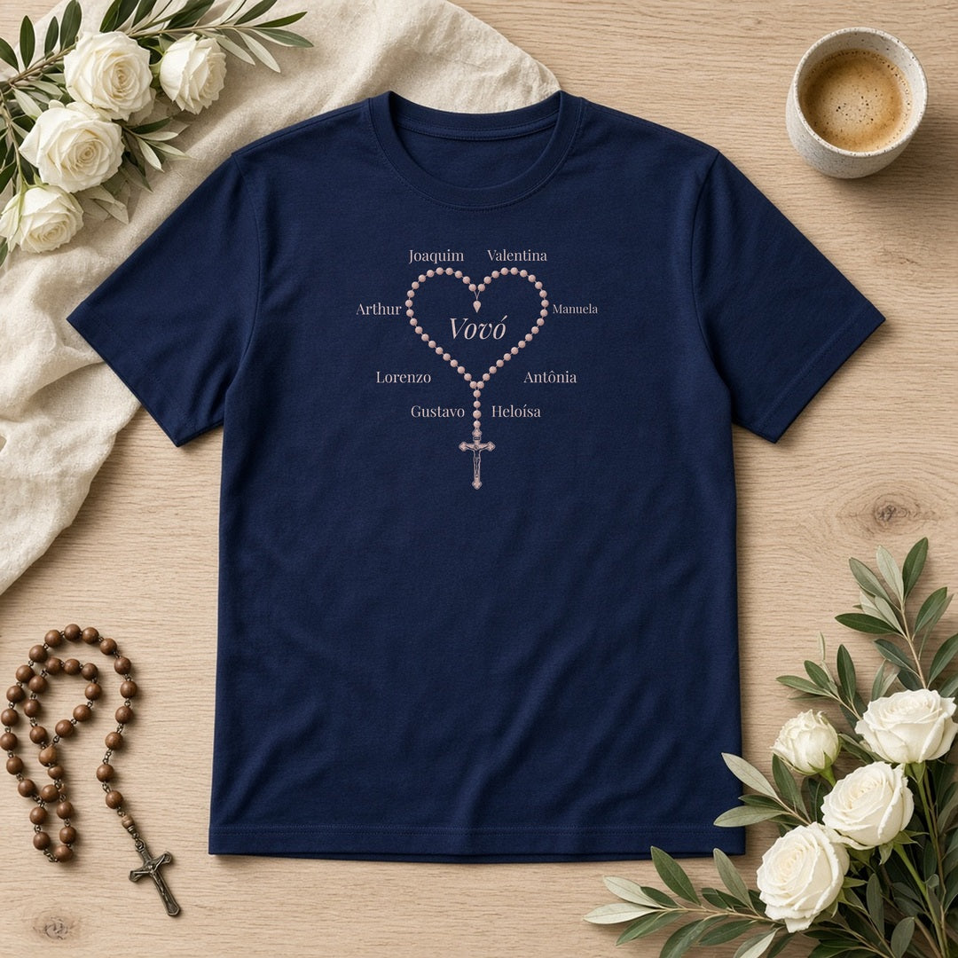 Camiseta Algodão Peruano Coração de Terço da Vovó azul-marinho, em plano aberto, com terço em forma de coração e nomes dos netos, personalizada com nomes dos netos