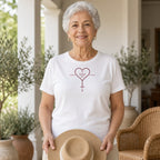 Camiseta Algodão Peruano Coração de Terço da Vovó branca, vestida por vovó, com terço em forma de coração e nomes dos netos, personalizada com nomes dos netos