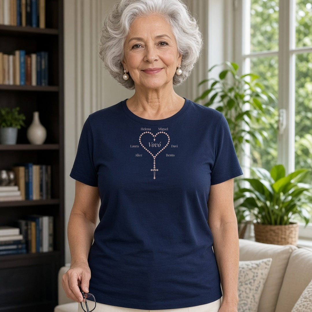 Camiseta Algodão Peruano Coração de Terço da Vovó azul-marinho, vestida por vovó, com terço em forma de coração e nomes dos netos, personalizada com nomes dos netos