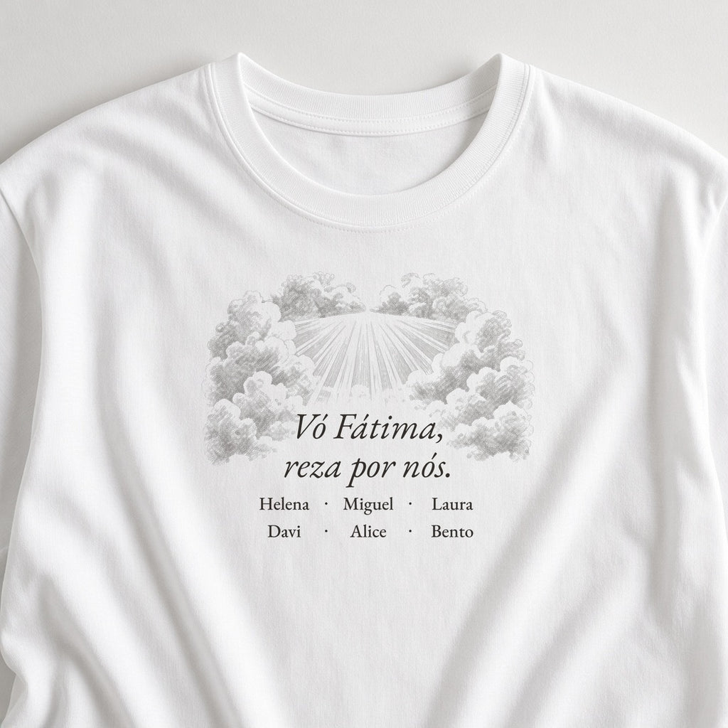 Camiseta Clássica Vó, Reza por Nós branca, em zoom no tecido, com oração e nomes dos netos, personalizada com nomes dos netos