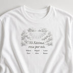 Camiseta Clássica Vó, Reza por Nós branca, em zoom no tecido, com oração e nomes dos netos, personalizada com nomes dos netos
