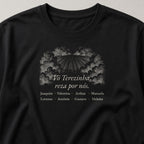 Camiseta Clássica Vó, Reza por Nós preta, em zoom no tecido, com oração e nomes dos netos, personalizada com nomes dos netos