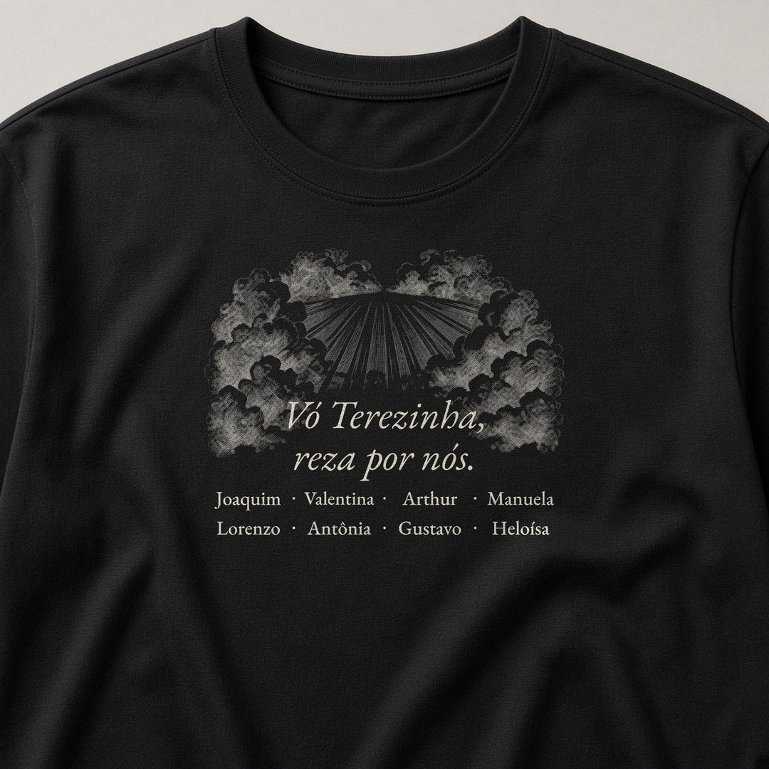 Camiseta Clássica Vó, Reza por Nós preta, em zoom no tecido, com oração e nomes dos netos, personalizada com nomes dos netos