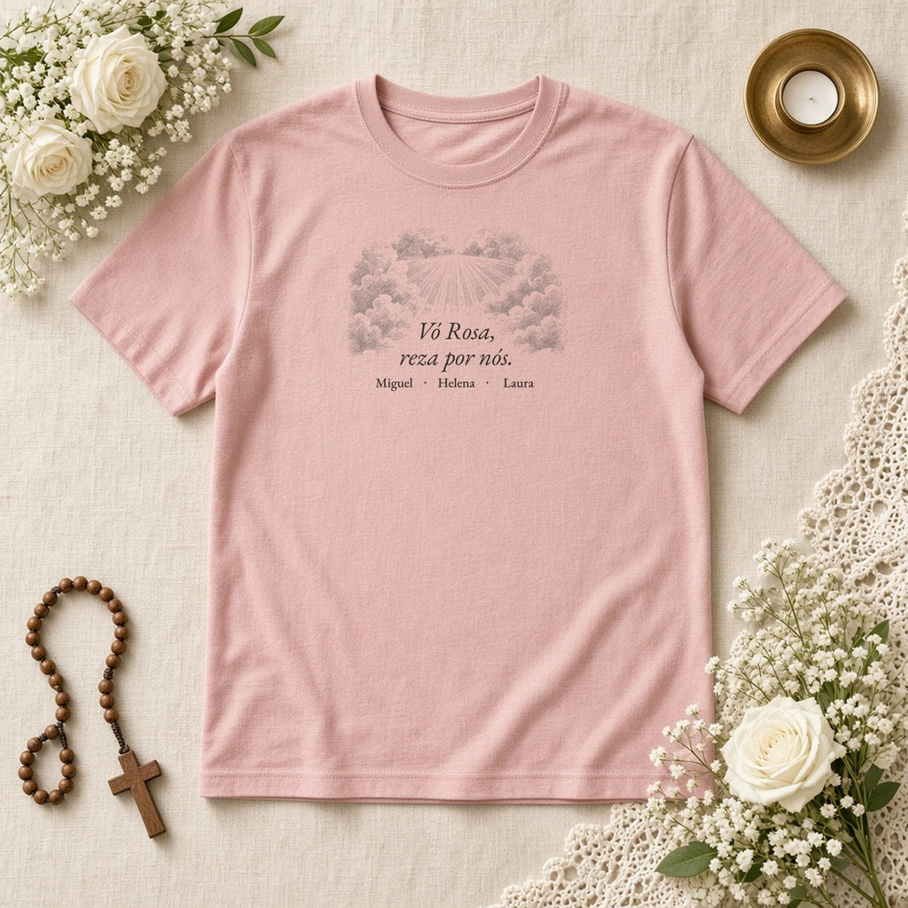 Camiseta Clássica Vó, Reza por Nós rosa, em plano aberto, com oração e nomes dos netos, personalizada com nomes dos netos