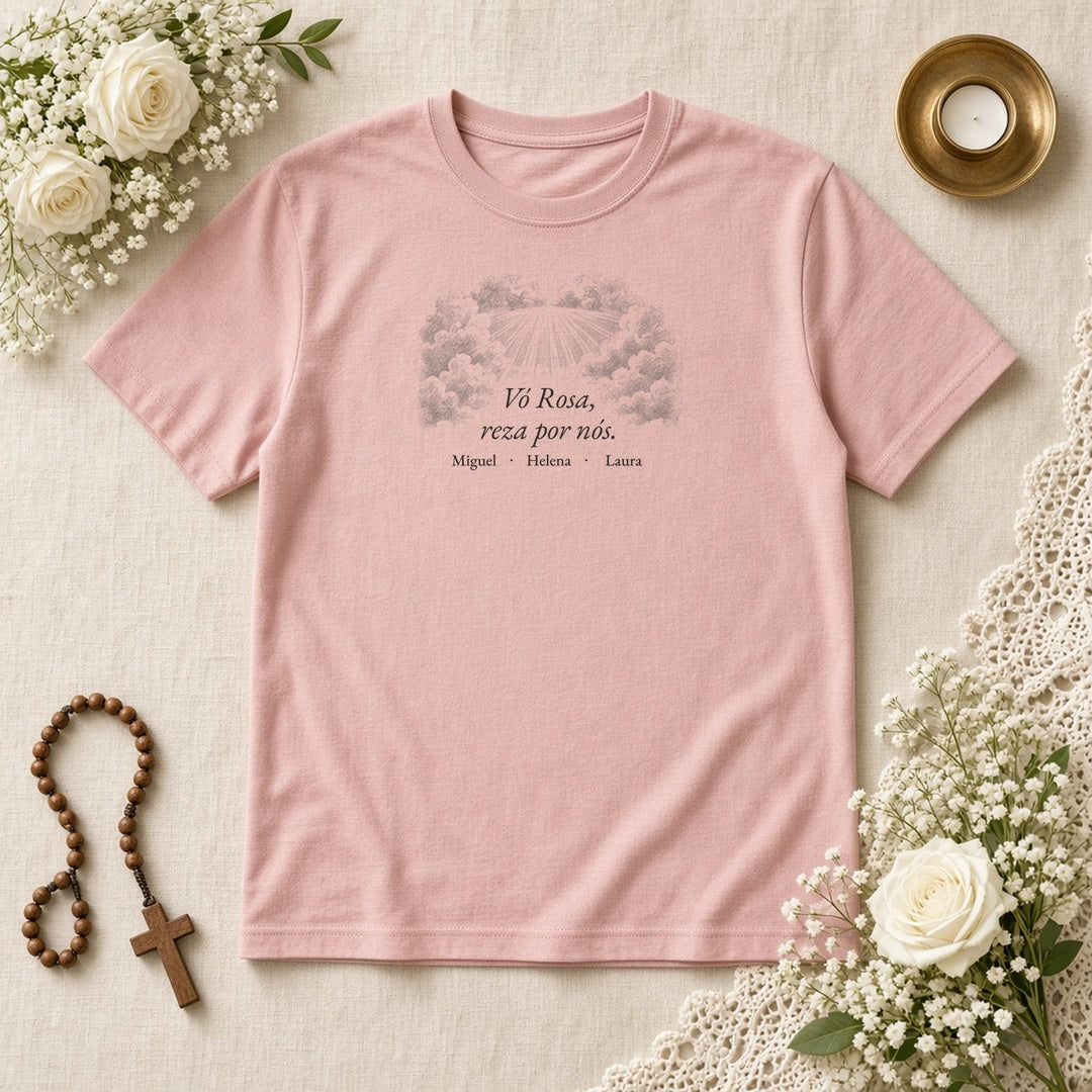 Camiseta Clássica Vó, Reza por Nós rosa, em plano aberto, com oração e nomes dos netos, personalizada com nomes dos netos