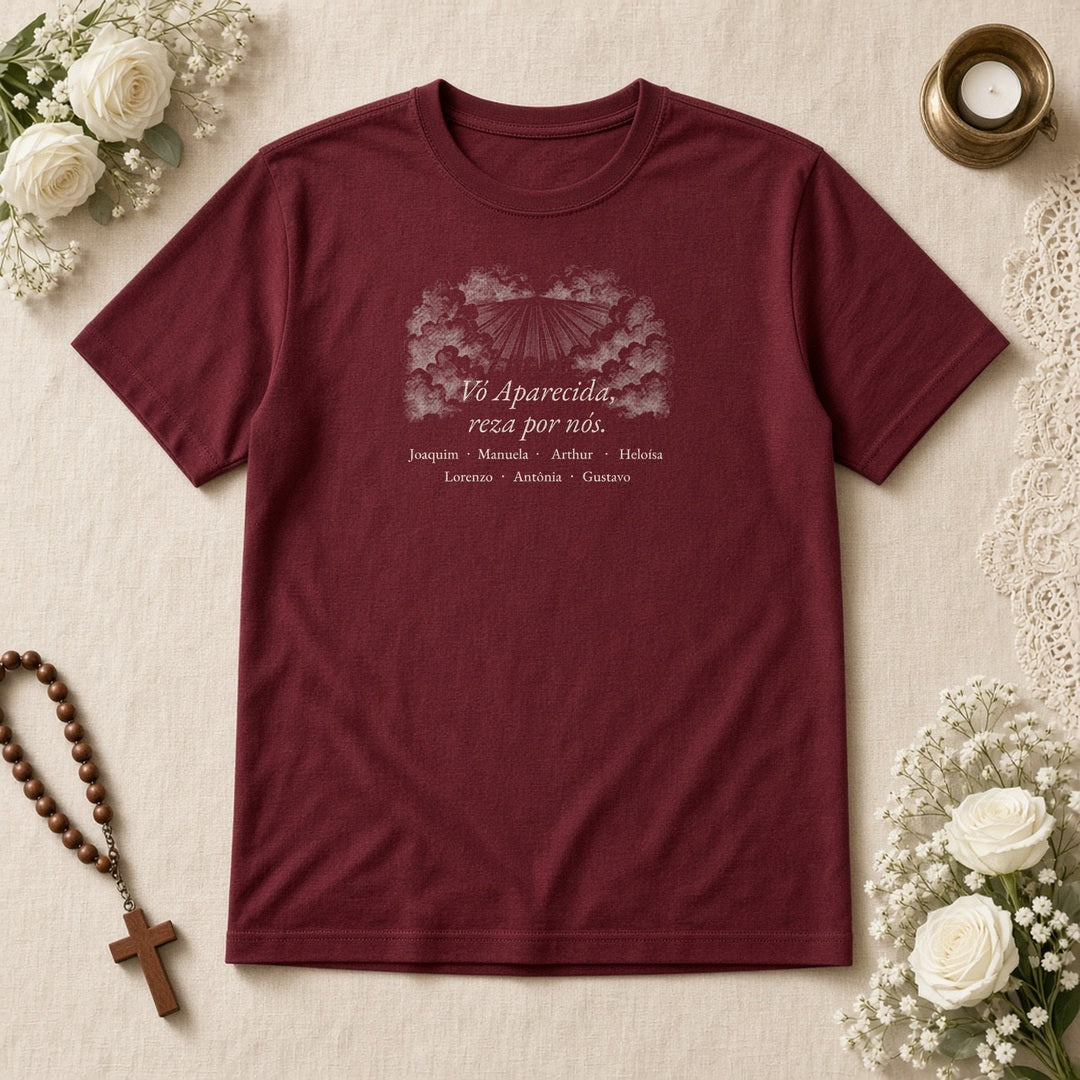 Camiseta Clássica Vó, Reza por Nós bordô, em plano aberto, com oração e nomes dos netos, personalizada com nomes dos netos