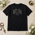 Camiseta Clássica Vó, Reza por Nós preta, em plano aberto, com oração e nomes dos netos, personalizada com nomes dos netos