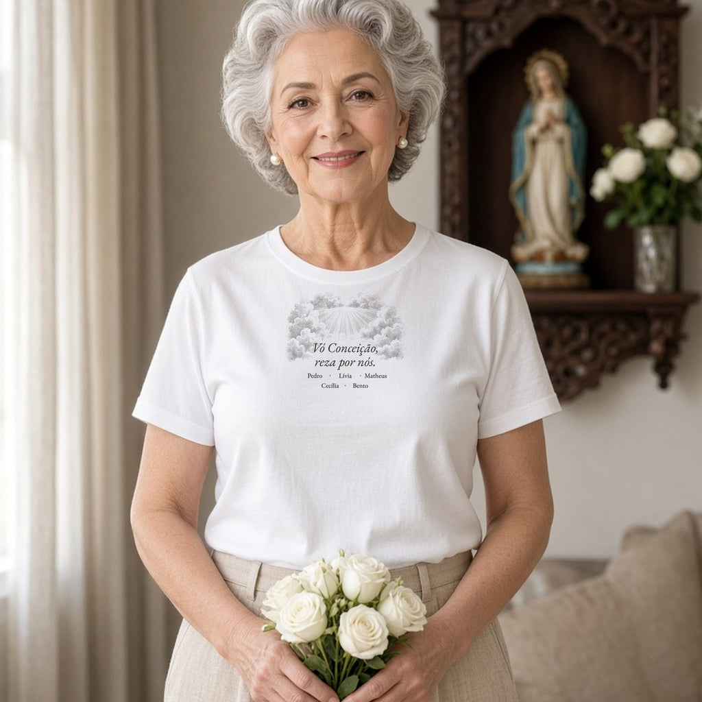 Camiseta Clássica Vó, Reza por Nós branca, vestida por vovó, com oração e nomes dos netos, personalizada com nomes dos netos