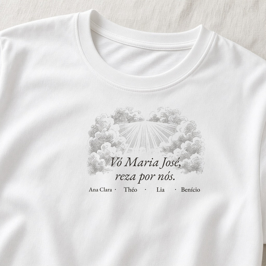 Camiseta Algodão Peruano Vó, Reza por Nós branca, em zoom no tecido, com oração e nomes dos netos, personalizada com nomes dos netos