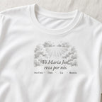 Camiseta Algodão Peruano Vó, Reza por Nós branca, em zoom no tecido, com oração e nomes dos netos, personalizada com nomes dos netos