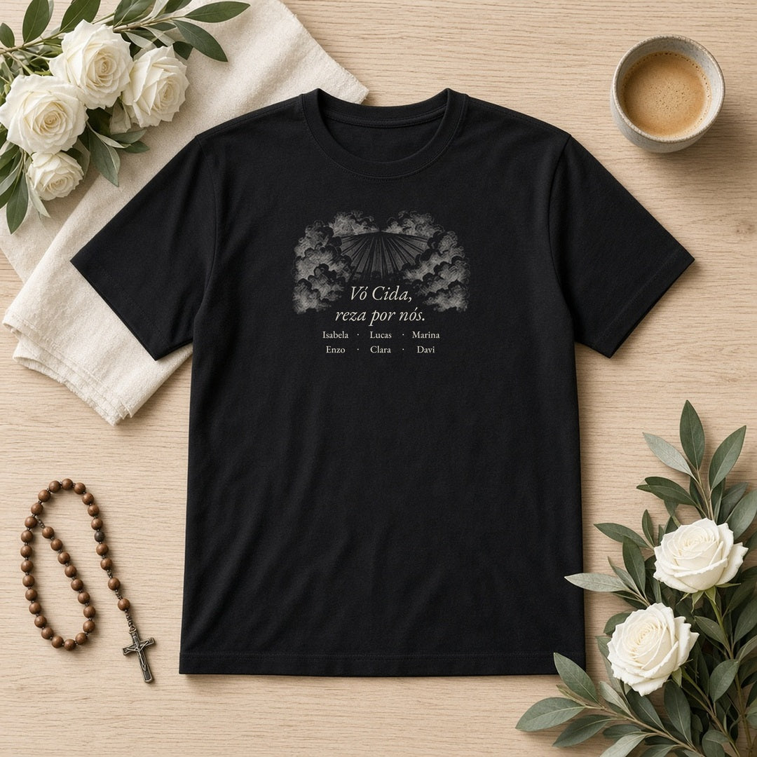 Camiseta Algodão Peruano Vó, Reza por Nós preta, em plano aberto, com oração e nomes dos netos, personalizada com nomes dos netos