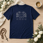 Camiseta Algodão Peruano Vó, Reza por Nós azul-marinho, em plano aberto, com oração e nomes dos netos, personalizada com nomes dos netos
