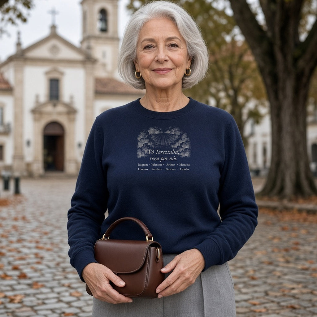 Suéter Vó, Reza por Nós azul-marinho, vestido por vovó, com oração e nomes dos netos, personalizado com nomes dos netos