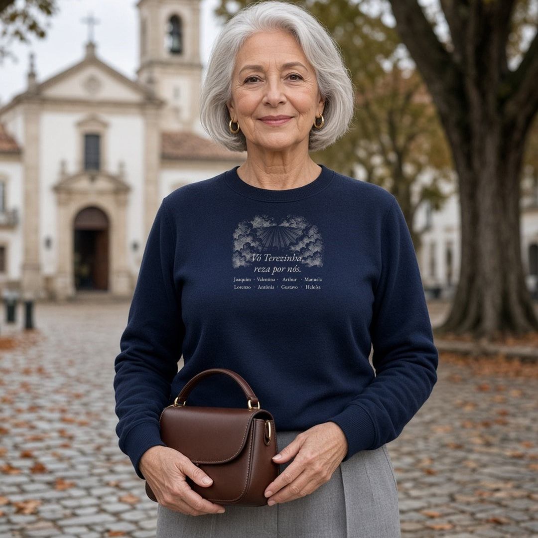Suéter Vó, Reza por Nós azul-marinho, vestido por vovó, com oração e nomes dos netos, personalizado com nomes dos netos