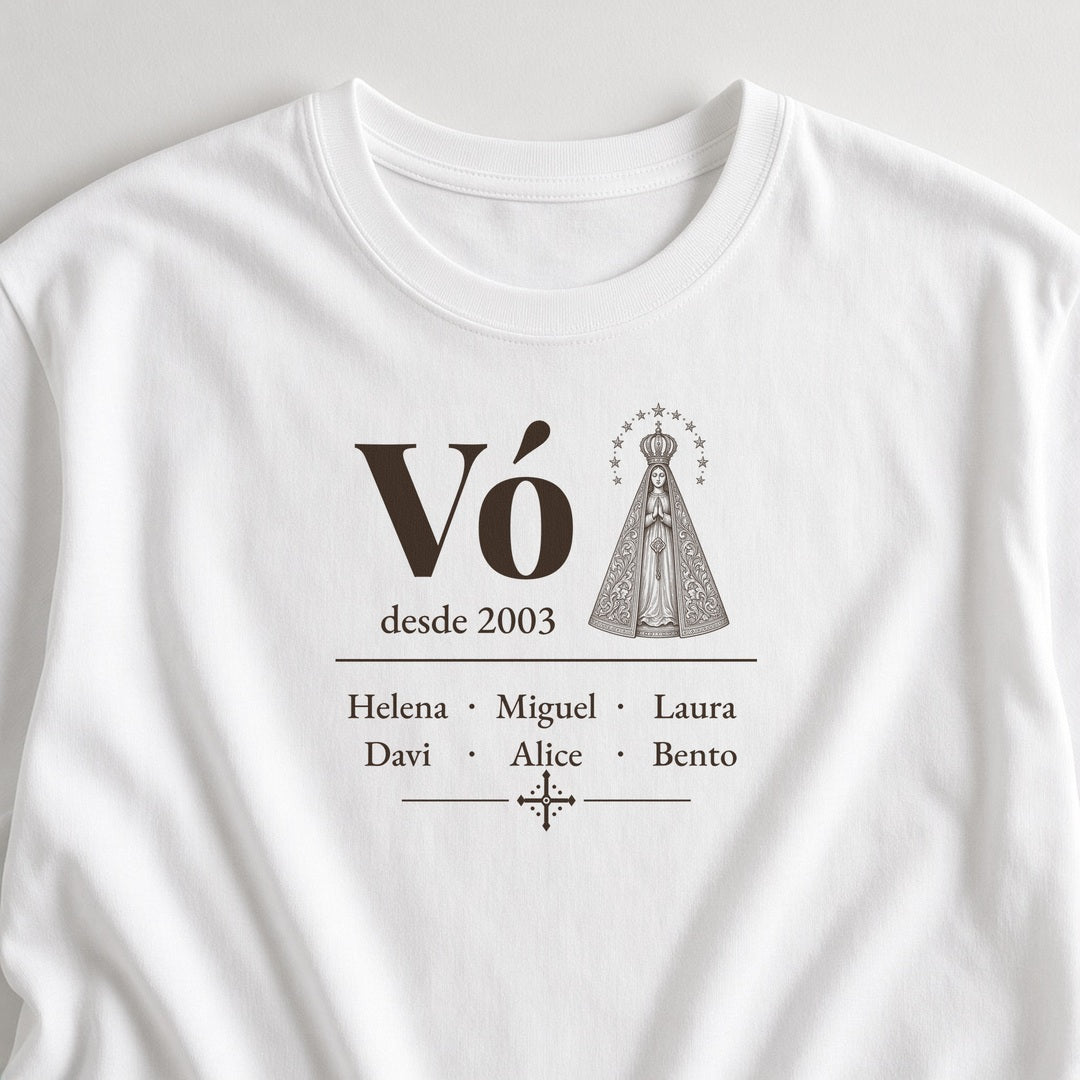 Camiseta Clássica Vó Desde com Aparecida branca, em zoom no tecido, com Vó, Nossa Senhora Aparecida, desde 2003 e 6 netos, personalizada com o ano e os nomes dos netos