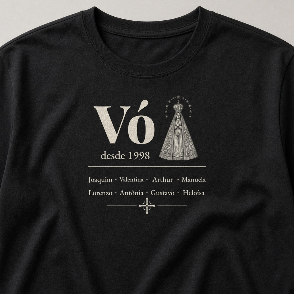 Camiseta Clássica Vó Desde com Aparecida preta, em zoom no tecido, com Vó, Nossa Senhora Aparecida, desde 1998 e 8 netos, personalizada com o ano e os nomes dos netos