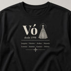 Camiseta Clássica Vó Desde com Aparecida preta, em zoom no tecido, com Vó, Nossa Senhora Aparecida, desde 1998 e 8 netos, personalizada com o ano e os nomes dos netos