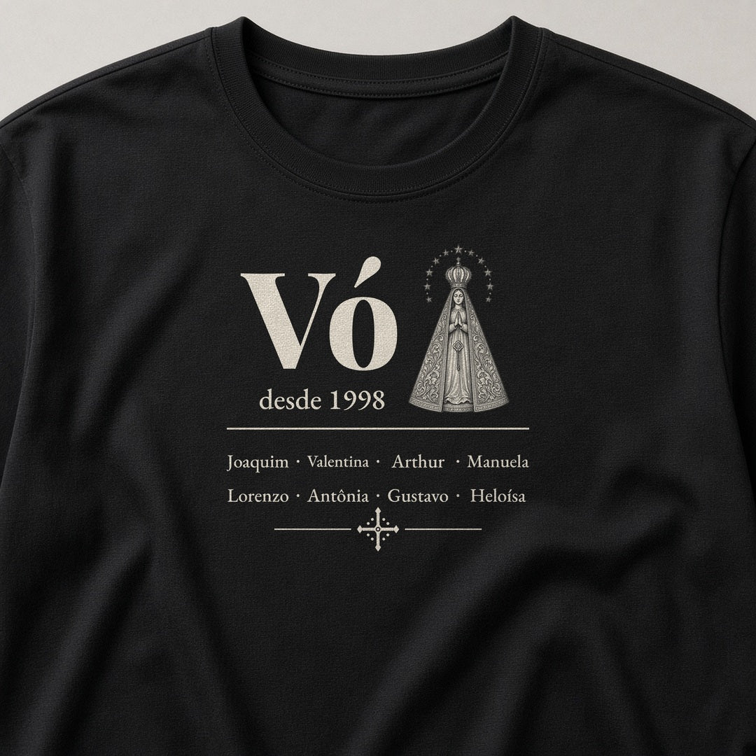 Camiseta Clássica Vó Desde com Aparecida preta, em zoom no tecido, com Vó, Nossa Senhora Aparecida, desde 1998 e 8 netos, personalizada com o ano e os nomes dos netos