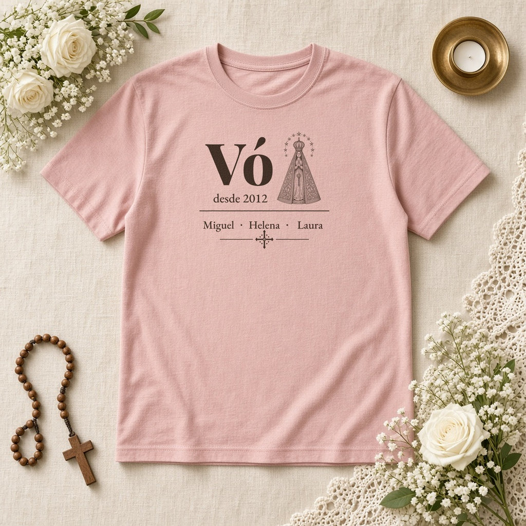 Camiseta Clássica Vó Desde com Aparecida rosa, em plano aberto, com Vó, Nossa Senhora Aparecida, desde 2012 e 3 netos, personalizada com o ano e os nomes dos netos