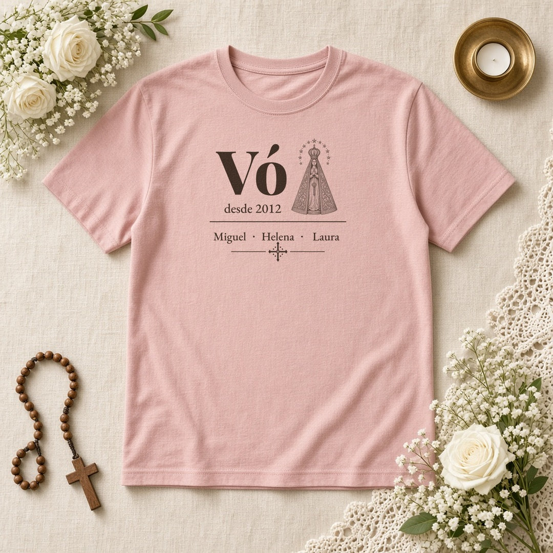 Camiseta Clássica Vó Desde com Aparecida rosa, em plano aberto, com Vó, Nossa Senhora Aparecida, desde 2012 e 3 netos, personalizada com o ano e os nomes dos netos