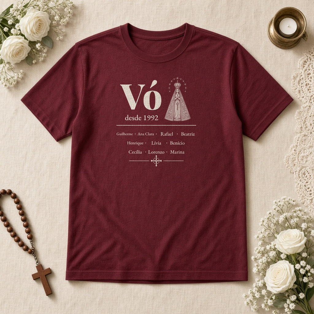 Camiseta Clássica Vó Desde com Aparecida bordô, em plano aberto, com Vó, Nossa Senhora Aparecida, desde 1992 e 10 netos, personalizada com o ano e os nomes dos netos