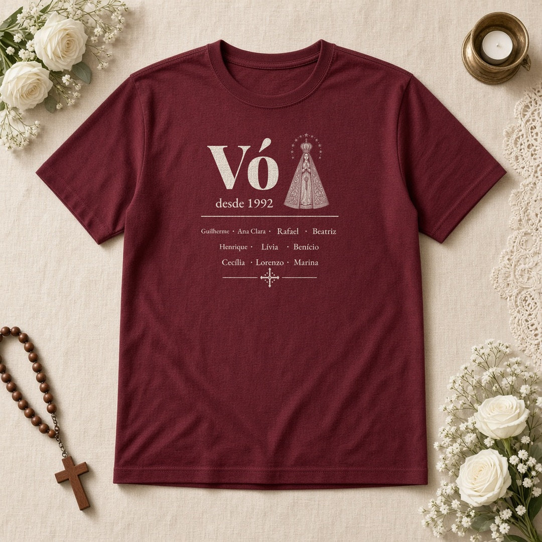 Camiseta Clássica Vó Desde com Aparecida bordô, em plano aberto, com Vó, Nossa Senhora Aparecida, desde 1992 e 10 netos, personalizada com o ano e os nomes dos netos