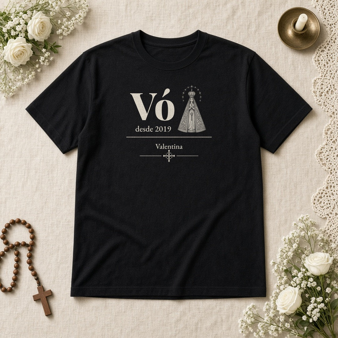 Camiseta Clássica Vó Desde com Aparecida preta, em plano aberto, com Vó, Nossa Senhora Aparecida, desde 2019 e 1 neto, personalizada com o ano e os nomes dos netos
