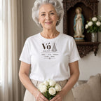 Camiseta Clássica Vó Desde com Aparecida branca, vestida por uma avó, com Vó, Nossa Senhora Aparecida, desde 2010 e 5 netos, personalizada com o ano e os nomes dos netos