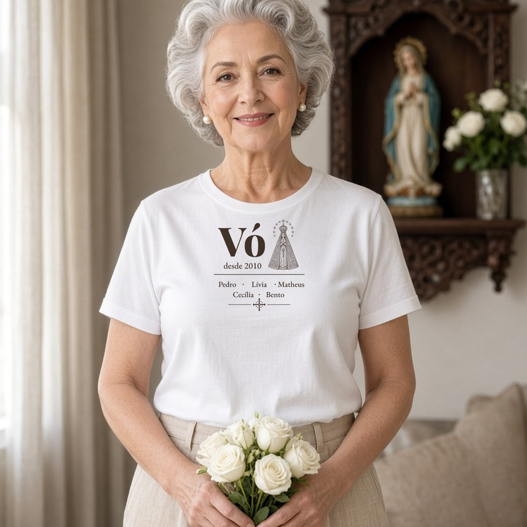Camiseta Clássica Vó Desde com Aparecida branca, vestida por uma avó, com Vó, Nossa Senhora Aparecida, desde 2010 e 5 netos, personalizada com o ano e os nomes dos netos
