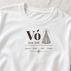 Camiseta Algodão Peruano Vó Desde com Aparecida branca, em zoom no tecido, com Vó, Nossa Senhora Aparecida, desde 2008 e 4 netos, personalizada com o ano e os nomes dos netos